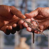 Foto: scambio di un mazzo di chiavi tra due mani